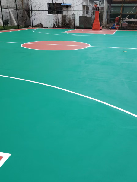 策勒 球场长期使用易出现地面开裂